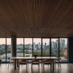 Un chalet urbain mid-century modern au cœur de Montréal