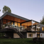 Maison contemporaine entre lac et forêt au Québec